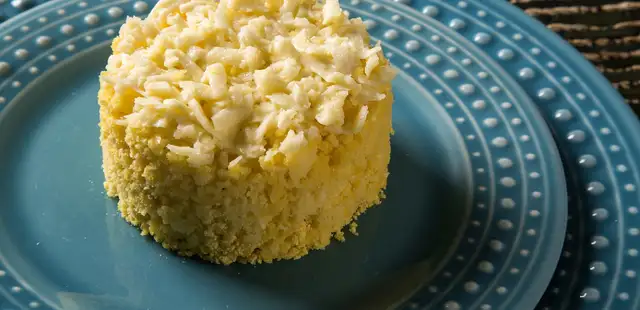 Faça um cuscuz de milho com coco para o café da manhã