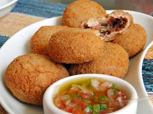 Bolinho de feijão e costela