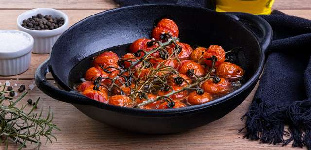 Receita que eleva o tomate e a cebola a outro nível: confit fácil e sofisticado