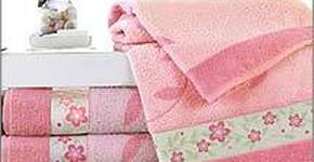 Defina bíceps, tríceps e barriga com um treino com uma toalha