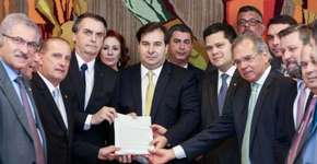 Folha revela:  Bolsonaro ofereceu dinheiro para parlamentares