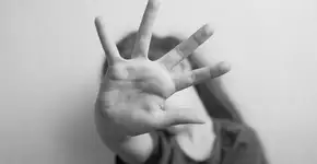 Menina de 10 anos engravida após ser abusada pelo irmão de 15