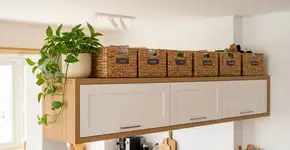 Cozinha pequena? 5 itens que você deve colocar em cima do armário para liberar as bancadas agora