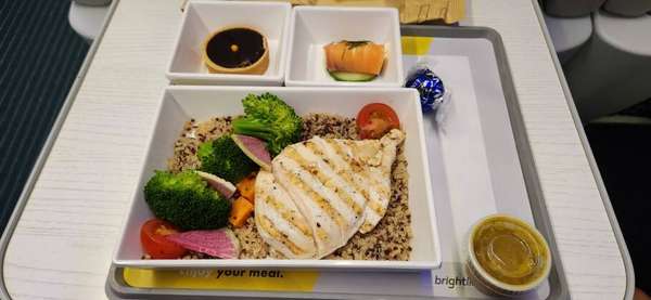 Durante o percurso são servidos snacks e uma refeição leve