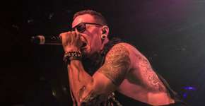 Viúva de Chester Bennington divulga foto do cantor em família