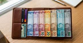 O que significa organizar as cédulas da menor para a maior na carteira, segundo a psicologia