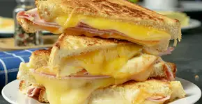 Saiba como fazer um misto quente melhor que o da padaria