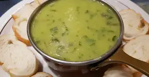 Esta versão low carb de caldo verde vai te surpreender de tão saborosa