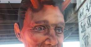 Escola de samba do Rio representa Crivella como diabo