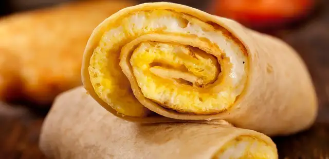 Nada de pão hoje: experimente esse wrap de omelete fácil e viciante