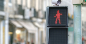 Campanha põe pedestres para dançar no semáforo vermelho