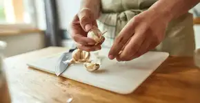 Como remover o cheiro de alho das mãos em segundos