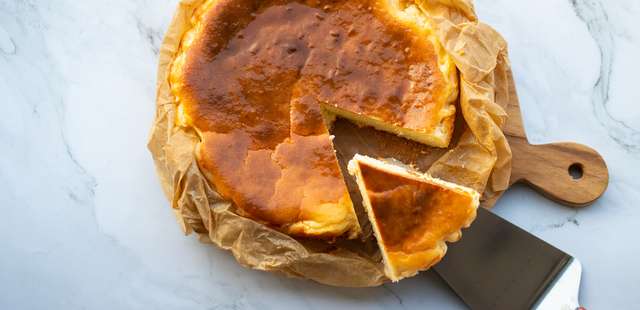 Essa receita simples de bolo de pão de queijo vai deixar todo mundo pedindo bis