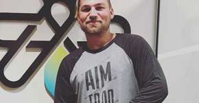 Jovem reencontra pai, que o infectou com HIV quando era um bebê