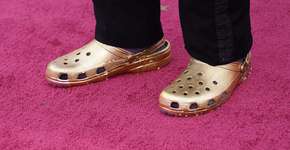 Crocs dourado no tapete vermelho do Oscar 2021 vira meme na web