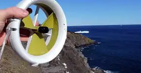 Turbina portátil permite carregar o celular com água ou vento