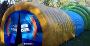 Exposição sobre DST acontece dentro de  uma camisinha gigante