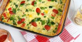 Omelete de forno com vegetais simples e gostosa