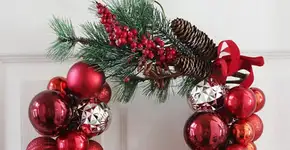 Faça uma guirlanda de Natal usando apenas um cabide e enfeites