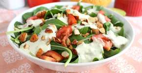 Salada de rúcula com molho de queijo