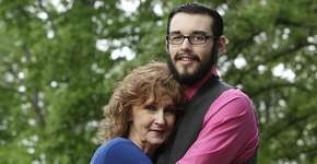 Após 20 dias de namoro, mulher de 71 anos se casa com jovem de 17