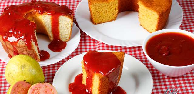Bolo de fubá com goiabada de dar água na boca