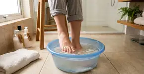 Lavar os pés com bicarbonato de sódio e sal: por que é recomendado e quais os benefícios