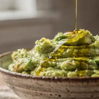Featured mobile: Os mexicanos concordam: “Para deixar o guacamole mais cremoso e com sabor equilibrado, o segredo é só adicionar um fio de azeite de oliva.”