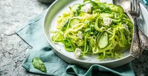 Em apenas 8 minutos você faz este espaguete de abobrinha na manteiga incrível