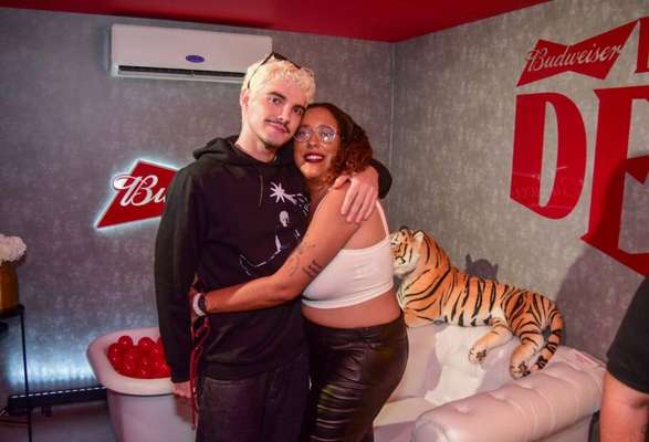 O cantor Jão, que está no line-up do Lolla, fez uma aparição surpresa no estande da Bud para se encontrar com os fãs