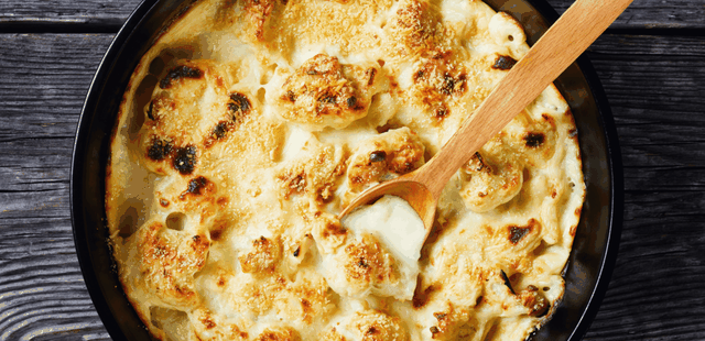 Experimente uma explosão de sabores com essa couve-flor de frigideira com queijo derretido