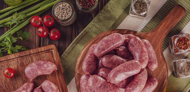 Linguiça toscana com salada de repolho para se refrescar