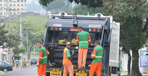 Há mais de 10 anos, cães acompanham caminhão da coleta de lixo