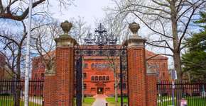 Harvard ‘expulsa’ alunos que publicaram memes ofensivos