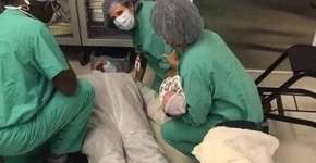 Pai desmaia durante parto da filha e foto viraliza na web