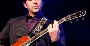 Leoni faz show voz e violão no Teatro Opus