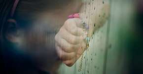 Pai que estuprava a filha e madrasta que acobertava são presos