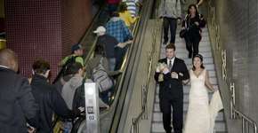 Casal vai de metrô ao próprio casamento; confira outros casórios criativos