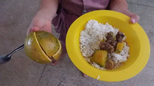 Escola Municipal T. I José Carlos Pimenta - Almoço: laranja, arroz e abóbora com carne