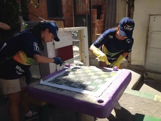 Voluntários revitalizam praças do Santa Marta. Foto: Gabriela Rassy