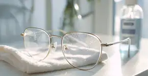 Erros ao limpar óculos comprometem proteção de fábrica e criam riscos nas lentes