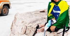 O desafio de cruzar o Salar de Uyuni, na Bolívia, de muletas