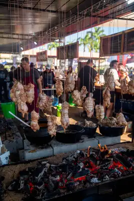 Mais do que um evento gastronômico, o Caminhos de Fogo se posiciona como um espaço de experimentação. É aquele tipo de rolê em que você prova algo novo, aprende sobre técnicas e ainda curte um clima leve, ao ar livre, cercado por gente que também ama comer bem