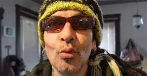 Primeiro vocalista do Faith No More, Chuck Mosley morre aos 57