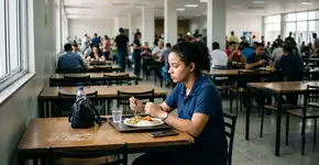 Pessoas que preferem comer sozinhas têm estes comportamentos reveladores, segundo a psicologia