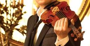 Violinista Joshua Bell conversa com o público em Heliópolis