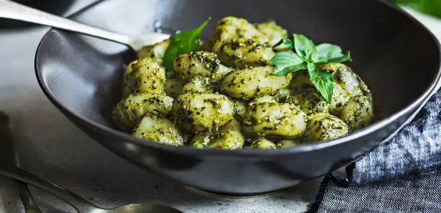 Descubra como fazer um nhoque de inhame com pesto de jambu que dá show de sabor