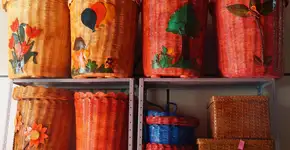 Cegos transformam jornal em obra de arte