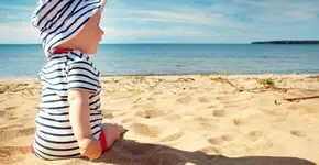 Primeira vez do bebê na praia? 5 pontos de atenção que os pais devem ter