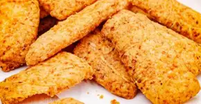 Biscoito de parmesão com poucos ingredientes e sem glúten